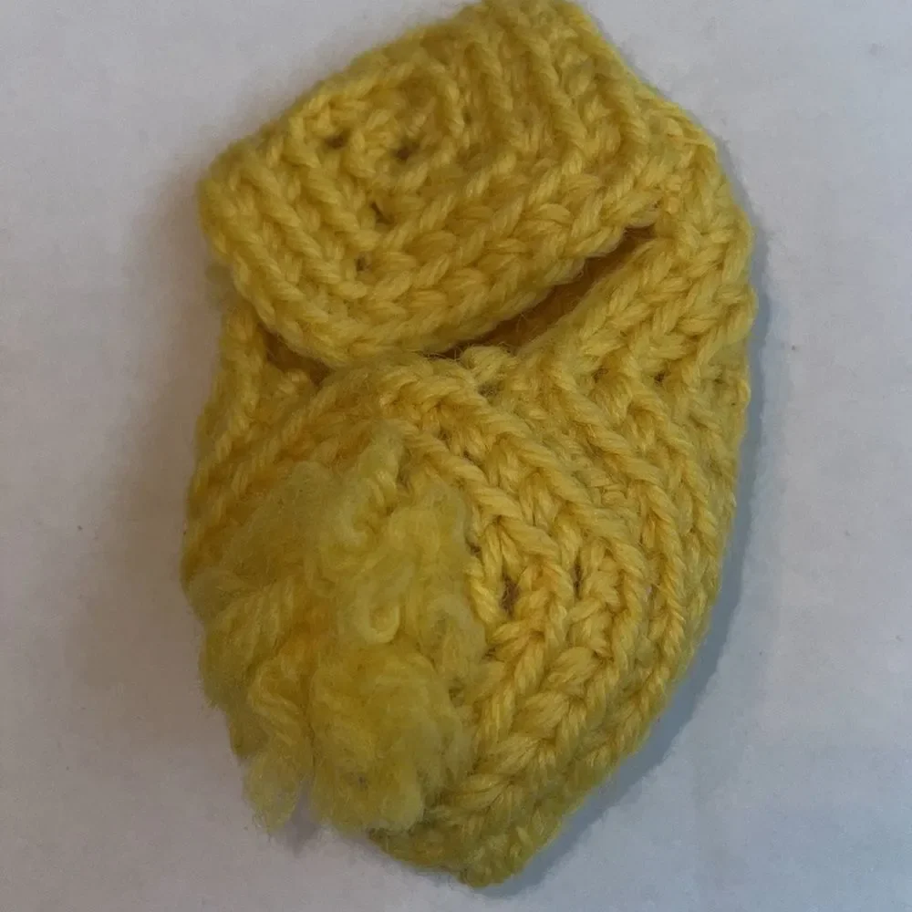 Vtg Kitschy yellow crochet knit yarn slippers for toddler‎
